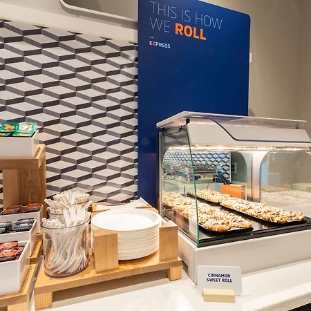 Holiday Inn Express & Suites Fond Du Lac By Ihg Bagian luar foto