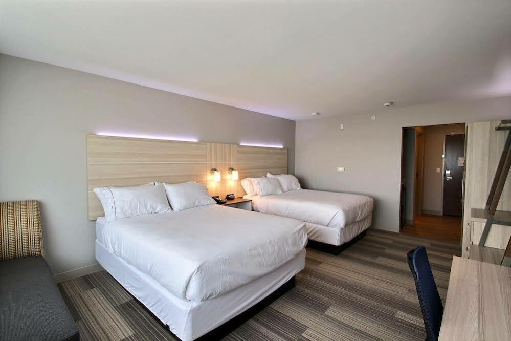 Holiday Inn Express & Suites Fond Du Lac By Ihg Bagian luar foto