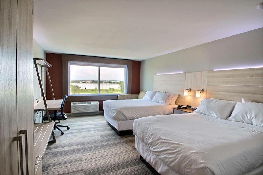 Holiday Inn Express & Suites Fond Du Lac By Ihg Bagian luar foto