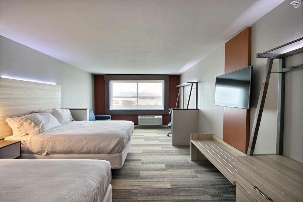 Holiday Inn Express & Suites Fond Du Lac By Ihg Bagian luar foto