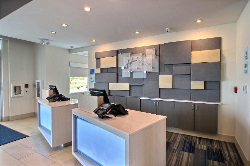 Holiday Inn Express & Suites Fond Du Lac By Ihg Bagian luar foto